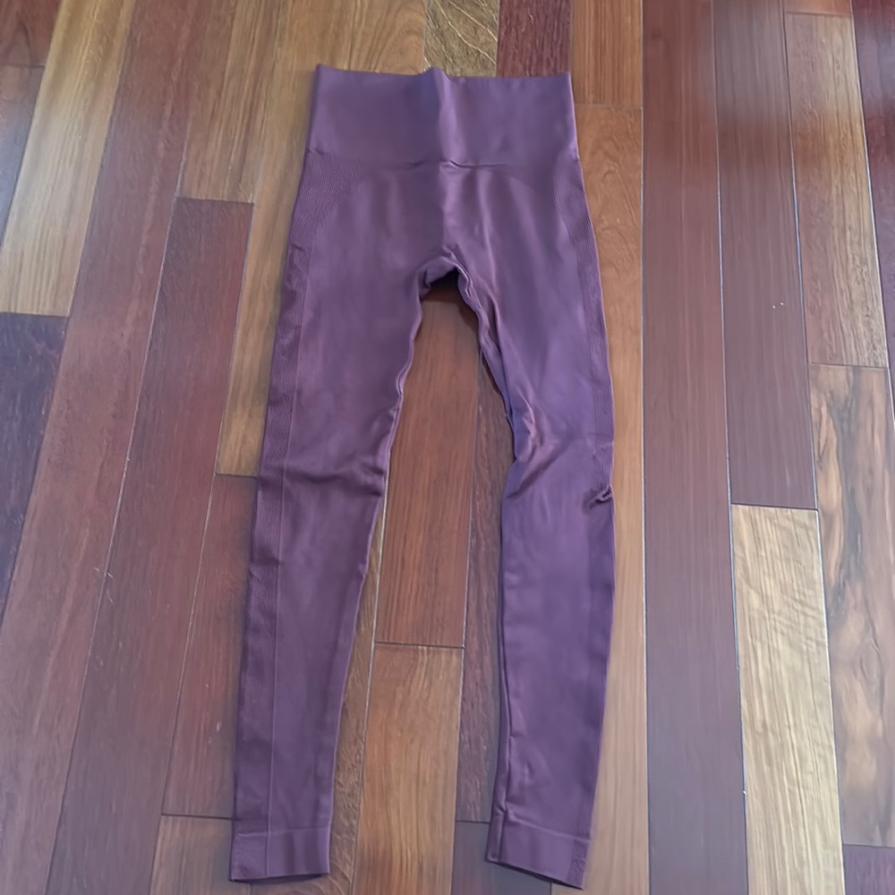 Set Active maroon leggings. 90% nylon, 10% spandex. Size S.